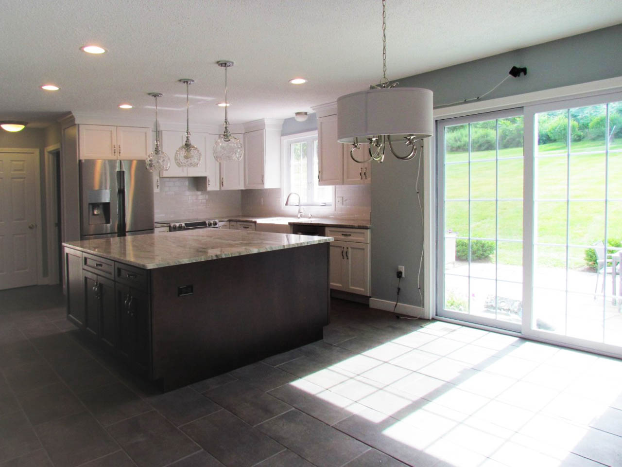 hrd-project-bright-twotone-kitchen